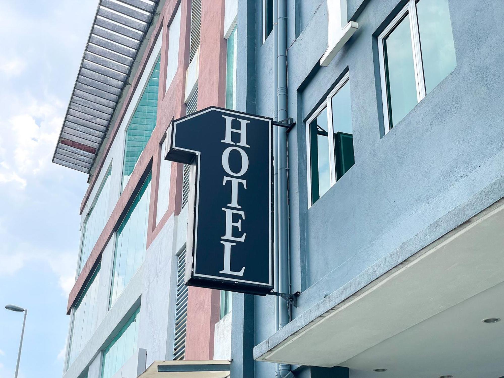 1 Hotel Mahkota Cheras Esterno foto